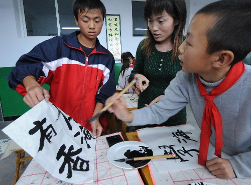 9月8日,特教學(xué)生(左)和普教學(xué)生(右)在一起交流書(shū)法技巧。