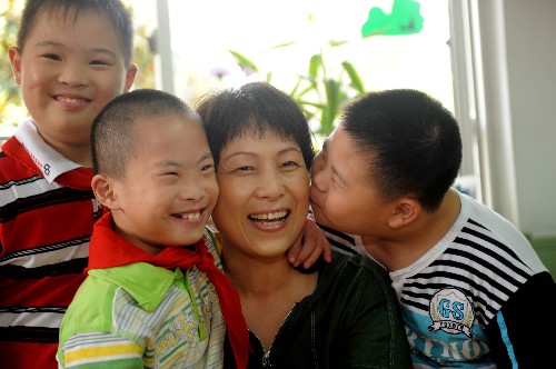 9月9日,孩子們在親吻老師。 臨近教師節(jié),杭州市健康實驗學校的孩子們親手做賀卡、手工,用這樣的方式為辛苦工作的老師獻上教師節(jié)的祝福。該學校的孩子們都是智障兒童,孩子們每一點進步都需要老師數(shù)倍的努力和耐心;在教師節(jié)臨近的時候,這些“特殊孩子”用自己的方式為老師送上溫暖祝福,也讓老師們感動不已。 新華社記者 徐昱 攝