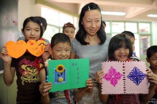9月9日,孩子們在展示自己為老師制作的賀卡。