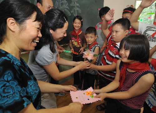 9月9日,杭州健康實驗學校的孩子們將自己制作的賀卡送給老師。