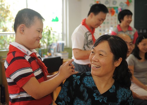 9月9日,孩子們在為辛苦工作的老師捶肩。