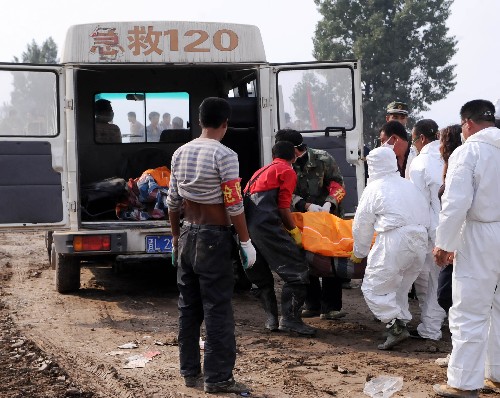 9月12日,搜救人員正在將一具遇難者遺體抬上車。
