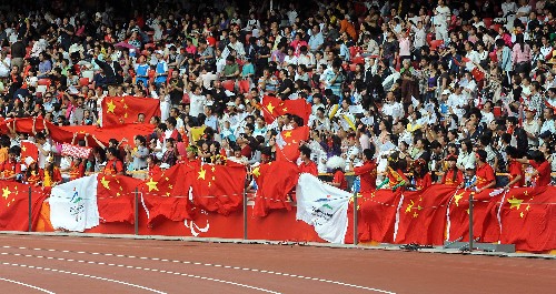 激情殘奧會(huì) 耀眼“中國(guó)紅” 9月17日,觀眾們?cè)趪?guó)家體育場(chǎng)“鳥巢”的看臺(tái)上展示中國(guó)國(guó)旗和殘奧會(huì)會(huì)徽旗,迎接即將入場(chǎng)的馬拉松選手。 當(dāng)日,是北京2008年殘奧會(huì)比賽的最后一天,國(guó)家體育場(chǎng)成了紅色的海洋,觀眾們?cè)诳磁_(tái)上揮舞五星紅旗,為運(yùn)動(dòng)員加油助威,場(chǎng)面熱烈、壯觀。 新華社記者王頌攝