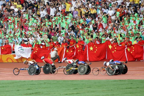 9月17日,熱情的觀眾在國(guó)家體育場(chǎng)“鳥巢”為參賽選手助威。