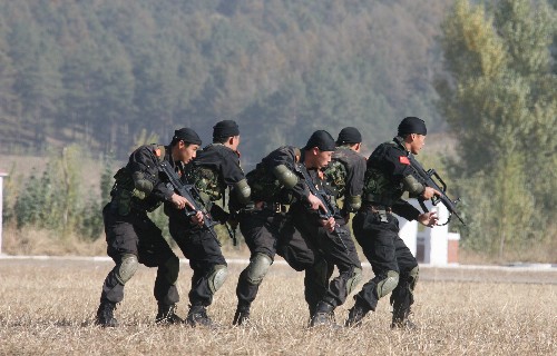 10月7日,參加演練的特戰(zhàn)隊(duì)員在黑龍江某反恐訓(xùn)練基地進(jìn)行五人組戰(zhàn)術(shù)演練。