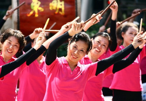 金秋上海又成大舞臺(tái) 10月18日,上海浦東東明鎮(zhèn)打擊樂(lè)團(tuán)在南京路世紀(jì)廣場(chǎng)表演。 8年來(lái),上海公益性的廣場(chǎng)文化“天天演”在繁華的商業(yè)區(qū)和稠密的居住區(qū)設(shè)立舞臺(tái),中華民族的傳統(tǒng)曲藝、海內(nèi)外藝術(shù)家的精品劇目,都曾活躍其上。多姿多彩、風(fēng)情萬(wàn)種的節(jié)目,不僅讓市民們領(lǐng)略五洲風(fēng)情,也給上海這座大都市帶來(lái)濃郁的藝術(shù)氣息。 截止到2007年底,“天天演”共進(jìn)行了370余場(chǎng)演出,約2.3萬(wàn)多專(zhuān)業(yè)和業(yè)余演員參與演出,累計(jì)觀眾達(dá)200萬(wàn)人次,創(chuàng)下了上海廣場(chǎng)文化參與人數(shù)之最。 新華社記者 任瓏 攝