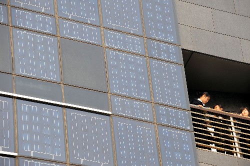 我國首座太陽能大廈投入使用 這是保定市電谷錦江國際酒店的太陽能玻璃幕墻(10月18日攝)。 10月18日,我國首座利用太陽能自身發(fā)電的大廈——保定市電谷錦江國際酒店在河北保定市正式投入運(yùn)營。這座作為五星級(jí)酒店使用的大廈總裝機(jī)容量可達(dá)0.3兆瓦,相當(dāng)于一個(gè)小型發(fā)電站,發(fā)出來的電不僅供大廈使用,還可直接并入電網(wǎng)。據(jù)有關(guān)專家介紹,這座太陽能大廈是我國首座大面積、多角度應(yīng)用太陽能光伏發(fā)電的建筑一體化示范項(xiàng)目。 新華社記者鞏志宏攝
