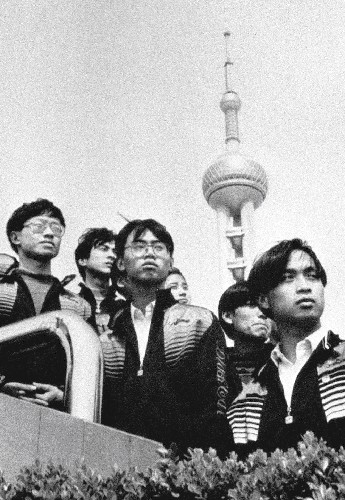 這是1996年4月18日在浦東開(kāi)發(fā)開(kāi)放六周年紀(jì)念儀式上,上海青年舉行18歲成人儀式。 新華社發(fā)