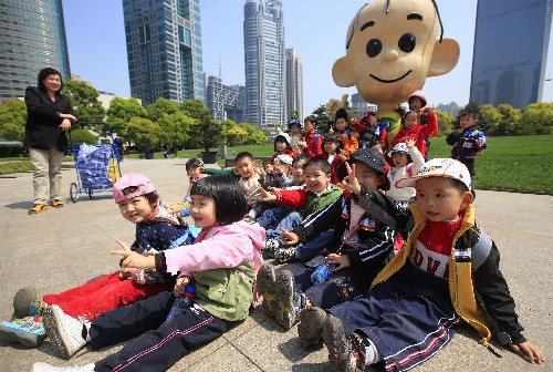 這是2008年4月17日,小朋友們?cè)谏虾F謻|新區(qū)陸家嘴中心綠地留影。 新華社發(fā)