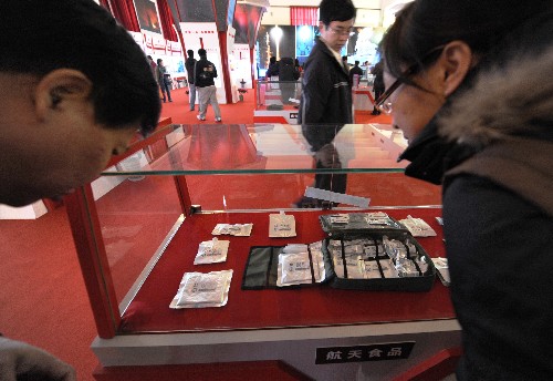 11月11日,觀眾在參觀神舟七號飛船上的航天食品。