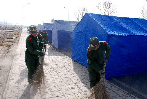 11月11日,武警戰(zhàn)士正在打掃剛搭建完成的救災(zāi)安置點(diǎn)。
