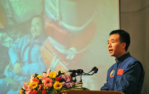 “神七”報告團(tuán)在太原作事跡報告 11月12日,在太原工人文化宮,“英雄航天員”景海鵬在作報告。 當(dāng)日,神舟七號載人航天飛行先進(jìn)事跡報告團(tuán)在山西省太原市作事跡報告,這是繼北京首場報告之后的第一站。隨后,報告團(tuán)一行還將赴???、西安等城市巡回作報告。 新華社記者 江宏景攝