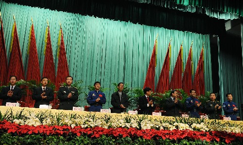 11月12日,在太原工人文化宮,“神七”報告團(tuán)受到熱烈歡迎。