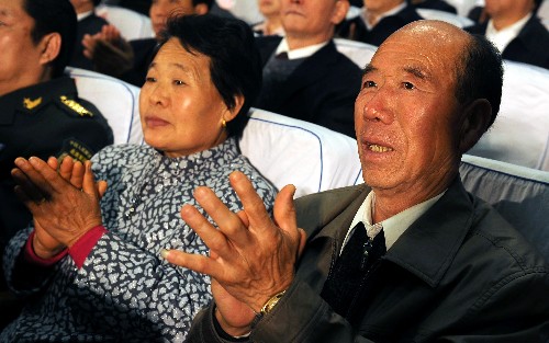 11月12日,太原工人文化宮,“英雄航天員”景海鵬的父母景靠喜、王珍玲聆聽報告。