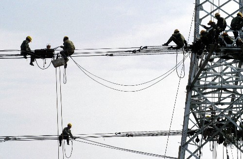 西電東送:能源動脈架起多贏橋梁 國家“十一五”西電東送電網(wǎng)重點(diǎn)工程——500千伏天廣(天生橋至廣州)四回交流輸變電工程正在加緊建設(shè)。這是工人在百色田林的鐵塔上高空架線(2005年5月21日攝)。 西電東送工程,是我國西部大開發(fā)戰(zhàn)略的重要組成部分和標(biāo)志性工程,把西部的資源優(yōu)勢轉(zhuǎn)化為經(jīng)濟(jì)優(yōu)勢,滿足東部地區(qū)的電力需求,促進(jìn)東西部地區(qū)的共同發(fā)展。西電東送,這條能源大動脈架起了東西部互聯(lián)互動、雙贏共贏的橋梁。 新華社發(fā)
