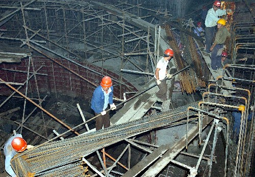 “西電東送”重點(diǎn)工程貴州索風(fēng)營水電站的建設(shè)者在工地上施工(2005年7月22日攝)。
