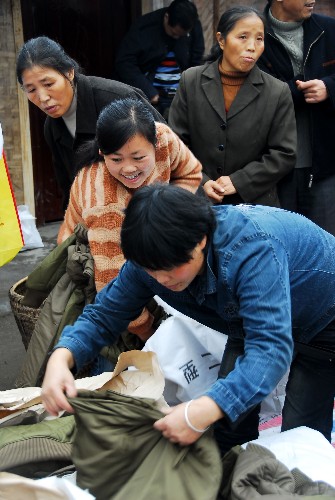 11月14日,四川什邡市仁和村村民在領(lǐng)取新棉衣。