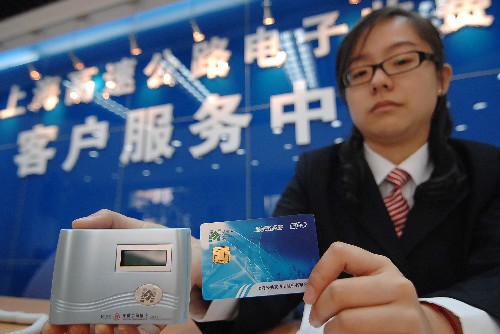 上海高速公路電子收費(fèi)客服中心正式對(duì)外營(yíng)業(yè) 12月20日,工作人員展示專用結(jié)算卡和車載單元。 當(dāng)日,上海高速公路電子收費(fèi)客服中心正式對(duì)外營(yíng)業(yè),高速公路電子不停車收費(fèi)車載系統(tǒng)開始發(fā)售。電子不停車收費(fèi)系統(tǒng)是在車輛上安裝一種車載設(shè)備,當(dāng)車輛經(jīng)過高速公路入口及出口時(shí),它能自動(dòng)記錄信息并從專用收費(fèi)卡中扣款。該項(xiàng)技術(shù)的使用可以提升高速公路收費(fèi)口的通行能力。 新華社發(fā)