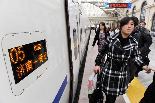 12月20日,旅客在青島火車(chē)站登上開(kāi)往濟(jì)南的D606次列車(chē)。