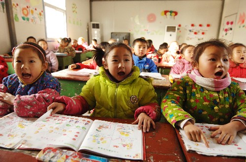 陜西災(zāi)區(qū)的溫暖課堂 12月24日,陜西省略陽縣高臺小學學前班孩子在裝有空調(diào)的活動板房教室里上課。 陜西略陽縣在地震中共有163所學校受損,到目前已搭建活動板房6400平方米,基本保證了教學用房。日前,略陽縣的最低氣溫下降到了零下5攝氏度左右,但活動板房教室內(nèi),因為有煤爐或空調(diào)取暖,課堂里十分溫暖。 新華社記者 陳鋼攝