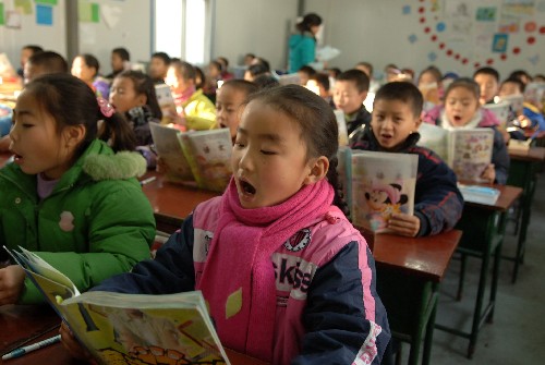 12月24日,陜西省略陽縣高臺小學三年級2班的孩子們在溫暖的活動板房教室里上課。新華社記者 陳鋼攝