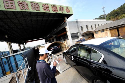 在危機中尋找生機 12月24日,日產(chǎn)量達1100輛的廣本汽車黃埔廠正通過廠區(qū)鐵路發(fā)運中心將成品車運往各地。在當前全球汽車業(yè)不景氣的情況下,廣州本田在保持企業(yè)良性運營的基礎(chǔ)上,從管理、研發(fā)、營銷等方面尋找空間、深挖潛力,找準突破口和著力點,截至12月中旬,第8代雅閣累計銷量突破16萬輛,穩(wěn)居中高級轎車銷量冠軍,新車鋒范于近日下線并投放市場,新飛度、奧德賽也在所屬細分市場名列前茅。 面對全球金融風暴帶來的影響,廣東一些企業(yè)把提高自主創(chuàng)新和加強管理作為戰(zhàn)勝困難的支點,發(fā)展高新技術(shù)和改造傳統(tǒng)產(chǎn)業(yè),通過進一步深化產(chǎn)學(xué)研合作等多種措施,在危機中尋找發(fā)展生機。 新華社記者 周文杰 攝