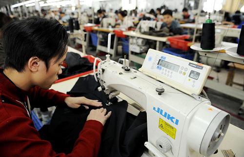 12月24日,以純集團的工人在用新購進的高效率電腦衣車生產(chǎn)成衣。東莞市以純服裝集團在全球紡織業(yè)不景氣的情況下,通過改革成衣生產(chǎn)流程來提高生產(chǎn)效率,降低成本。并投入巨資建立高科技質(zhì)量監(jiān)測中心,在狠抓產(chǎn)品質(zhì)量的同時,強化品牌形象,豐富產(chǎn)品內(nèi)涵,調(diào)整營銷機制,使企業(yè)效益穩(wěn)中有升。新華社記者 周文杰 攝
