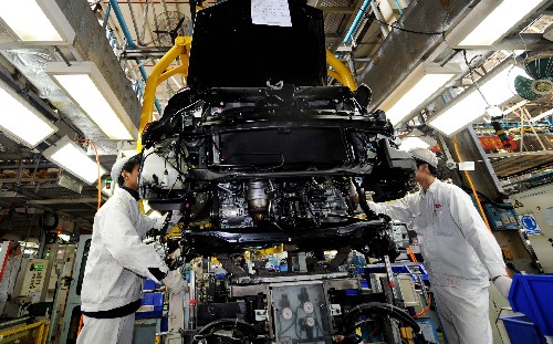 12月24日,廣本汽車公司的工人在流水線上安裝發(fā)動機。在當前全球汽車業(yè)不景氣的情況下,廣州本田在保持企業(yè)良性運營的基礎(chǔ)上,從管理、研發(fā)、營銷等方面尋找空間、深挖潛力,找準突破口和著力點,截至12月中旬,第8代雅閣累計銷量突破16萬輛,穩(wěn)居中高級轎車銷量冠軍,新車鋒范于近日下線并投放市場,新飛度、奧德賽也在所屬細分市場名列前茅。