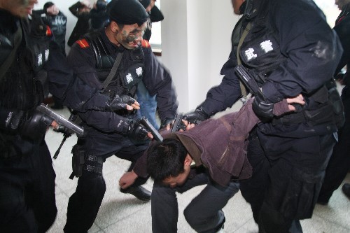 貴州特警舉行反劫持人質(zhì)演習 12月25日,參加演習的特警隊員成功抓獲一名劫持人質(zhì)的“嫌犯”。 當日,武警貴州總隊直屬一支隊特警大隊舉行反劫持人質(zhì)演習,鍛煉和檢驗特警人員應(yīng)對公共突發(fā)事件尤其是人質(zhì)劫持事件的能力,保護人民群眾生命財產(chǎn)的安全 。 新華社發(fā)(雷攀全 攝)