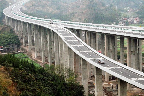 橋梁上的高速公路 1月2日拍攝的通車不久的云萬(wàn)高速公路。 穿越三峽庫(kù)區(qū)腹地的云陽(yáng)至萬(wàn)州高速公路于2008年12月27日建成通車,這條橋隧比例高達(dá)59%的高速公路全線共有橋梁129座、隧道28座,全長(zhǎng)78.3公里,是滬(上海)蓉(成都)高速公路在重慶境內(nèi)最重要的一段,也是重慶市“二環(huán)八射”路網(wǎng)構(gòu)架的重要組成部分。 新華社發(fā) (饒國(guó)君 攝)