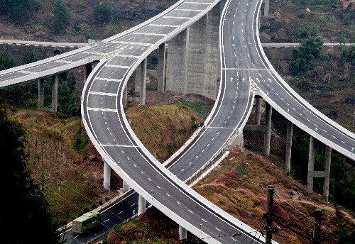 1月2日拍攝的云萬(wàn)高速公路(右)與萬(wàn)開(kāi)高速公路的交匯處。新華社發(fā) (饒國(guó)君 攝)