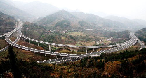 1月2日拍攝的通車不久的云萬(wàn)高速公路。新華社發(fā)(饒國(guó)君 攝)