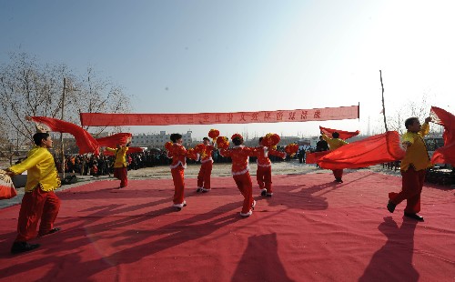 “三下鄉(xiāng)”活動(dòng)紅紅火火 1月4日,在高臺(tái)縣南華鎮(zhèn)舉行的“三下鄉(xiāng)”活動(dòng)啟動(dòng)儀式上,演員們?cè)诒硌菸璧浮?當(dāng)日,甘肅省張掖市高臺(tái)縣科技、文化、衛(wèi)生“三下鄉(xiāng)”活動(dòng)正式啟動(dòng),當(dāng)?shù)赜嘘P(guān)部門現(xiàn)場開展各類咨詢、科技培訓(xùn)、醫(yī)療義診、文藝演出等活動(dòng),在寒冬中為廣大農(nóng)民群眾送來科技、文化、衛(wèi)生方面的服務(wù)。 新華社記者 韓傳號(hào) 攝