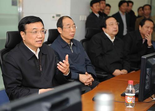 李克強(qiáng)考察第二次全國(guó)經(jīng)濟(jì)普查工作 1月4日,中共中央政治局常委、國(guó)務(wù)院副總理、國(guó)務(wù)院第二次全國(guó)經(jīng)濟(jì)普查領(lǐng)導(dǎo)小組組長(zhǎng)李克強(qiáng)來(lái)到國(guó)家統(tǒng)計(jì)局?jǐn)?shù)據(jù)管理中心、中國(guó)電力投資集團(tuán)公司經(jīng)濟(jì)普查數(shù)據(jù)填報(bào)點(diǎn)等單位,就第二次全國(guó)經(jīng)濟(jì)普查進(jìn)行調(diào)研考察。 這是李克強(qiáng)在國(guó)家統(tǒng)計(jì)局?jǐn)?shù)據(jù)管理中心考察。 新華社記者高潔攝