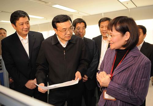 圖為李克強(qiáng)在中國(guó)電力投資集團(tuán)公司考察。 新華社記者高潔攝
