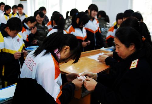 1月8日,九江火車(chē)站的工作人員上門(mén)把車(chē)票送到九江晨光中學(xué)綿陽(yáng)班學(xué)生手中。當(dāng)天,南昌鐵路局九江火車(chē)站售票人員利用休息時(shí)間為九江市晨光中學(xué)四川綿陽(yáng)班學(xué)生義務(wù)送票。據(jù)了解,鐵路部門(mén)免收送票手續(xù)費(fèi),九江市晨光中學(xué)承擔(dān)了全部車(chē)票費(fèi)用,確保來(lái)自四川災(zāi)區(qū)綿陽(yáng)班的學(xué)生能順利回家過(guò)春節(jié)。新華社發(fā)(胡國(guó)林 攝)