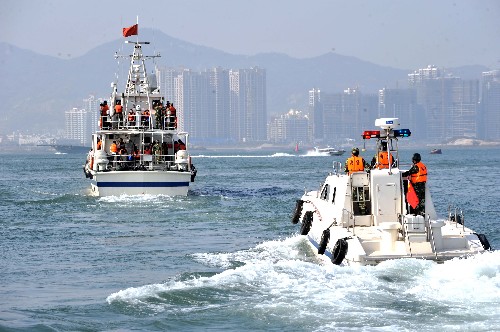 廈門(mén)海警舉行“海上110”開(kāi)放日活動(dòng) 1月10日,市民代表在警艇的護(hù)送下登艇體驗(yàn)海警生活。 當(dāng)日,福建廈門(mén)海警三支隊(duì)在駐地舉行公安“海上110”開(kāi)放日活動(dòng)。廈門(mén)市民代表應(yīng)邀走進(jìn)警營(yíng)體驗(yàn)海警生活,觀看海警打擊海上犯罪、處置海上突發(fā)事件、搶險(xiǎn)救災(zāi)等演練。 新華社記者 張國(guó)俊攝