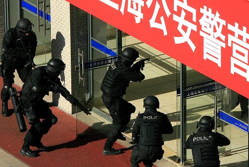 1月10日,特警隊(duì)員正在進(jìn)入被“恐怖分子”占據(jù)的建筑物內(nèi)。新華社記者 陳飛攝