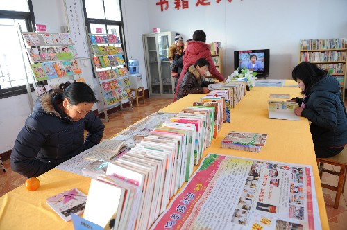 國家人口計生委在河南農(nóng)村開展“三下鄉(xiāng)”活動 1月10日,農(nóng)民在寶豐縣趙莊鄉(xiāng)周營村新建的“新家庭文化屋”里看書。 當日,國家人口計生委和河南省人民政府在寶豐縣舉行以“心系返鄉(xiāng)農(nóng)民工,關(guān)愛計劃生育家庭”為主題的“三下鄉(xiāng)”活動。國家人口計生委為當?shù)剞r(nóng)村捐建了2個“新家庭文化屋”、10個人口和計劃生育宣傳教育遠程工作站,并給部分農(nóng)民工家庭送來節(jié)日禮品。 新華社記者 趙鵬 攝