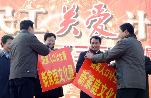 1月10日,“新家庭文化屋”捐贈儀式在河南寶豐縣舉行。新華社記者 趙鵬 攝