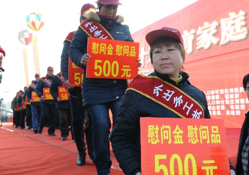 1月10日,河南省寶豐縣的農(nóng)民代表領到慰問金和慰問品。新華社記者 趙鵬 攝