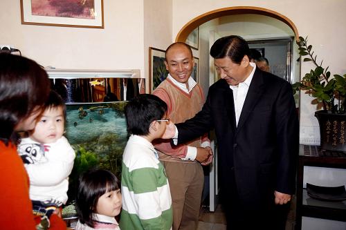 習(xí)近平探訪澳門普通市民家庭 1月10日,國家副主席習(xí)近平來到澳門普通市民胡祖杰(右二)家中探訪,了解他們生活、工作情況。 新華社記者劉蓮芬攝