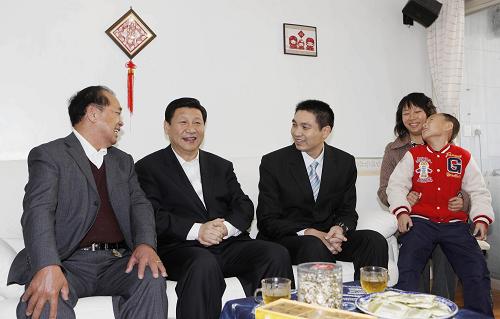 1月10日,國家副主席習(xí)近平來到澳門普通市民龍志賢(左三)家中探訪,了解他們生活、工作情況。 新華社記者周磊攝