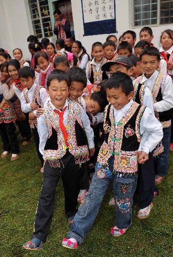 1月10日,在云南省楚雄彝族自治州姚安縣馬游村馬游小學(xué),彝族小學(xué)生正在課間嬉戲。