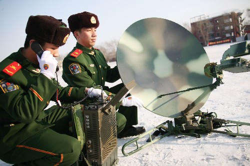 黑龍江武警舉行大冬會(huì)安保反恐新裝備演示 2月2日,武警戰(zhàn)士進(jìn)行衛(wèi)星背負(fù)站使用演示。 當(dāng)日,武警黑龍江總隊(duì)舉行第24屆世界大學(xué)生冬季運(yùn)動(dòng)會(huì)安保反恐新裝備演示活動(dòng),以檢驗(yàn)武警部隊(duì)在大冬會(huì)期間防范、處置突發(fā)事件的應(yīng)急反應(yīng)能力。據(jù)了解,為順利完成大冬會(huì)安保任務(wù),武警黑龍江總隊(duì)新配備了12臺(tái)特種車(chē)輛和500余件特種裝備。 新華社發(fā)(陳維奇 攝)