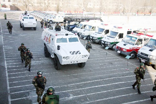 2月2日,武警戰(zhàn)士與特種車(chē)輛一起進(jìn)行演練。新華社發(fā)(陳維奇 攝)