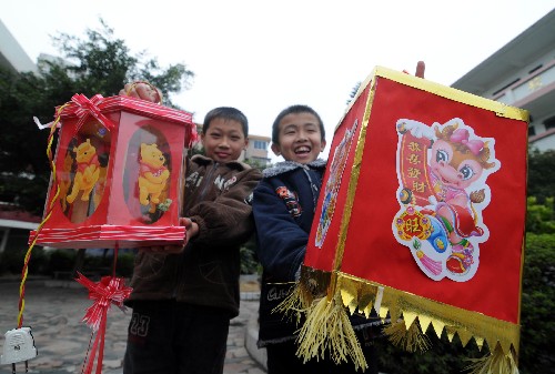 花燈迎元宵 2月3日,柳州市河西小學(xué)學(xué)生展示剛做好的花燈。 元宵節(jié)臨近,廣西柳州的小學(xué)生忙著制作花燈,準(zhǔn)備參加元宵節(jié)全市的花燈展。 新華社發(fā)(黃孝邦 攝)