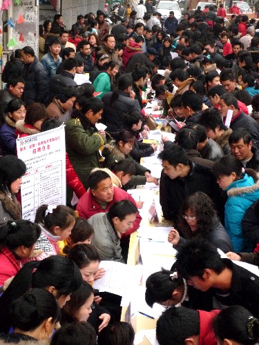 年后各地為農(nóng)民工送崗位 2月4日,在懷遠(yuǎn)縣勞動(dòng)力市場(chǎng),返鄉(xiāng)農(nóng)民工在招聘會(huì)上與用工單位代表洽談。 當(dāng)日,安徽省蚌埠市懷遠(yuǎn)縣政府在縣勞動(dòng)力市場(chǎng)舉辦2009年首場(chǎng)大型春季企業(yè)用工暨返鄉(xiāng)農(nóng)民工現(xiàn)場(chǎng)招聘會(huì),該縣的120余家企業(yè)為返鄉(xiāng)農(nóng)民工提供就業(yè)崗位3000多個(gè)。 新華社發(fā)(葉勝利 攝)