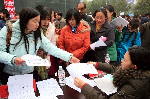 2月3日,湖北省枝江市返鄉(xiāng)農(nóng)民工在招聘會(huì)現(xiàn)場(chǎng)求職。新華社發(fā)(劉衛(wèi)東 攝)