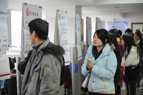 2月4日,求職者在招聘會(huì)上尋找崗位。新華社記者孫參攝